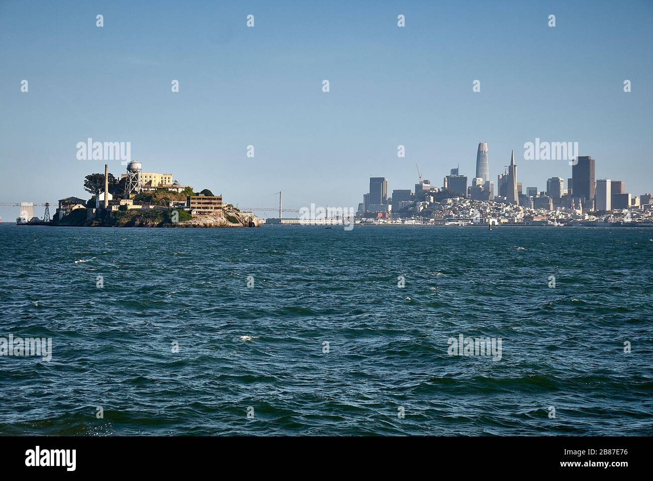 La prigione dell'isola di Alcatraz di fronte allo skyline di San Francisco. Foto Stock