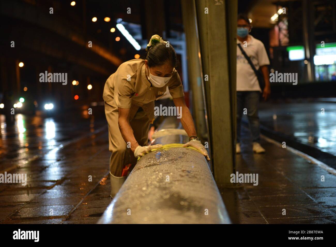 Pathum Thani, Thailandia. 19 Mar 2020. Durante la notte del 19 marzo 2020, le forze aeree thailandesi, le persone e i volontari hanno contribuito a spruzzare acqua, pulire le strade, pulire i grandi magazzini, fermate degli autobus a Rangsit, Phahonyothin Road. Provincia di Pathum Thani la Thailandia è un luogo dove molte persone si riuniscono per la pulizia, per prevenire lo scoppio di Coronavirus (COVID-19). (Foto di Teera Noisakran/Pacific Press/Sipa USA) Credit: Sipa USA/Alamy Live News Foto Stock