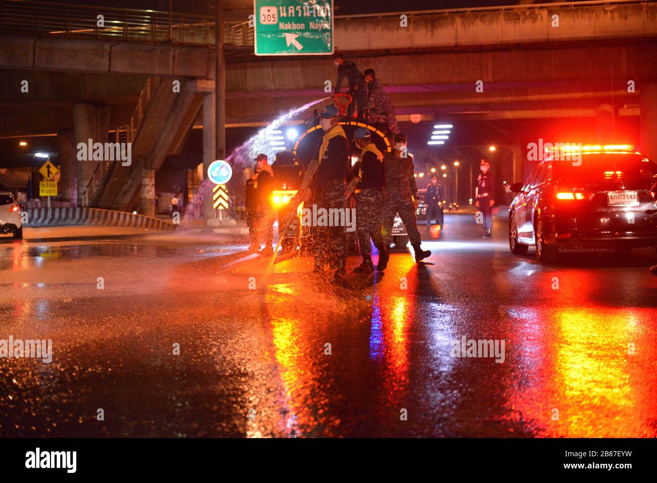 Pathum Thani, Thailandia. 19 Mar 2020. Durante la notte del 19 marzo 2020, le forze aeree thailandesi, le persone e i volontari hanno contribuito a spruzzare acqua, pulire le strade, pulire i grandi magazzini, fermate degli autobus a Rangsit, Phahonyothin Road. Provincia di Pathum Thani la Thailandia è un luogo dove molte persone si riuniscono per la pulizia, per prevenire lo scoppio di Coronavirus (COVID-19). (Foto di Teera Noisakran/Pacific Press/Sipa USA) Credit: Sipa USA/Alamy Live News Foto Stock