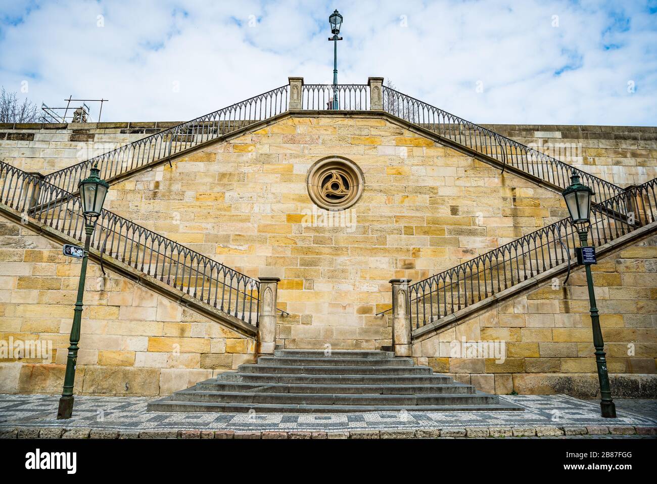 Praga, repubblica Ceca - 19 marzo 2020. Via Na Kampe da Ponte Carlo senza turisti durante il divieto di viaggio coronavirus Foto Stock