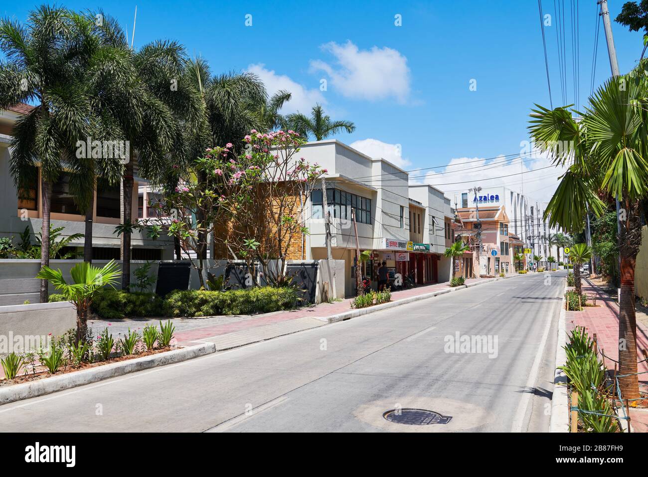 Boracay Island, Aklan, Filippine: Strada principale vicino Azalea Resort è deserta, dopo un blocco totale dell'isola, nessun traffico, nessuna gente Foto Stock