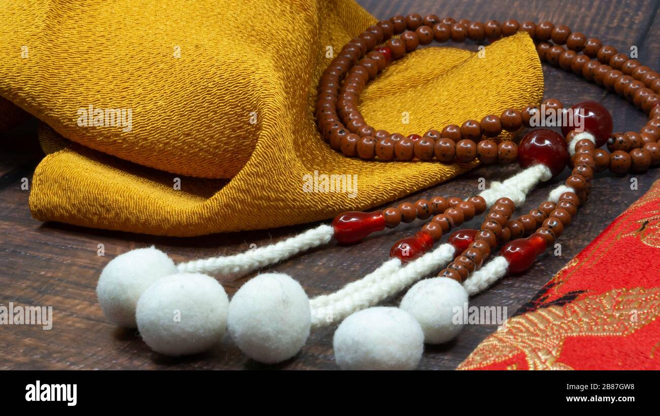 Japa Mala - perline di preghiera buddista o indù con tessuto di senape giallo. Elemento per la meditazione. Foto Stock