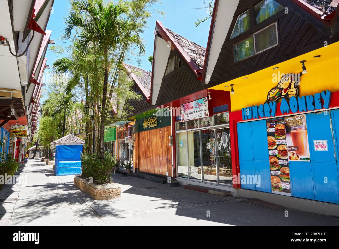 Boracay Island, Aklan, Filippine: D'Mall Market è deserta, dopo una totale isola chiusa a porte chiuse persiane di imprese Foto Stock