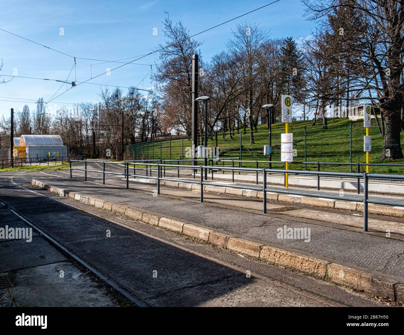 Friedrich Ludwig Jahn Sportpark, fermata del tram M10 e binari ferroviari a Eberswalder strasse, Prenzlauer Berg, Berlino. Foto Stock