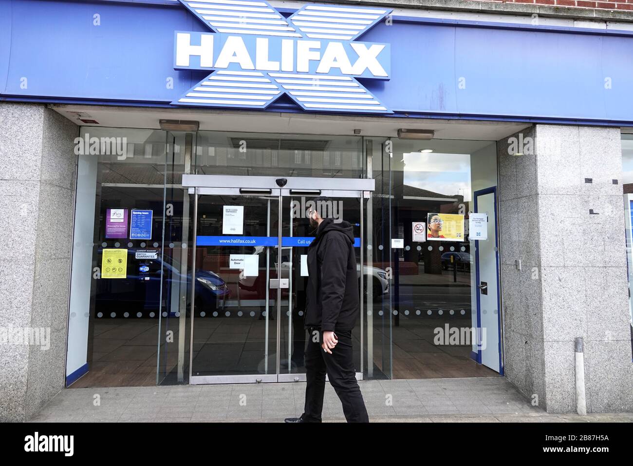 pic show: Halifax succursale chiuso Hornchurch Greater London Life continua o no in questo sobborgo esterno di Londra / Essex con alcuni negozi chiusi e altri Foto Stock