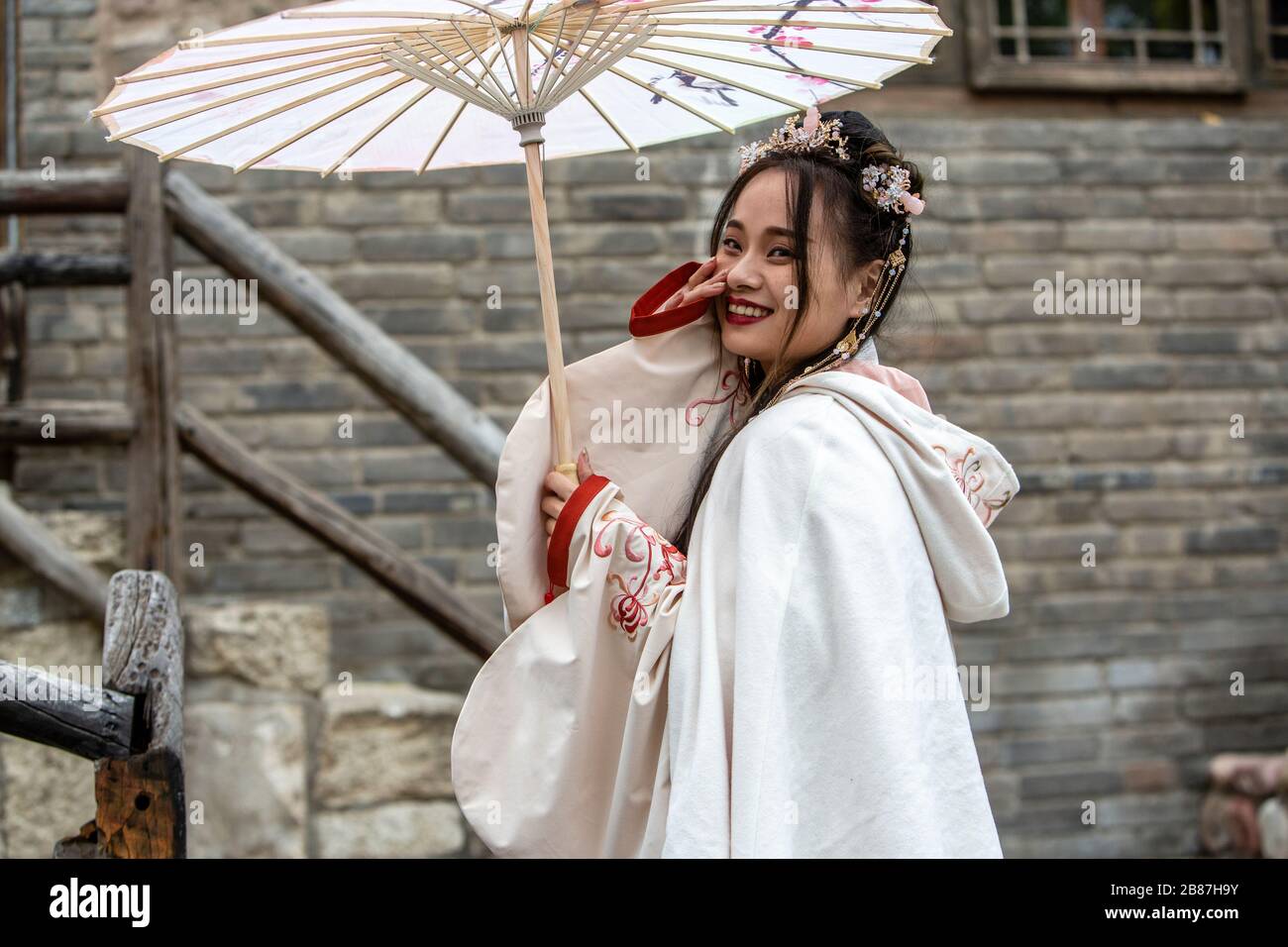 Ragazza cinese con ombrello a Gubei Water Town, Pechino, Cina Foto Stock