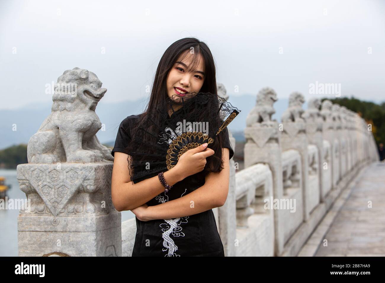 Ragazza cinese in cheongsam al Summer Palace, Pechino Foto Stock