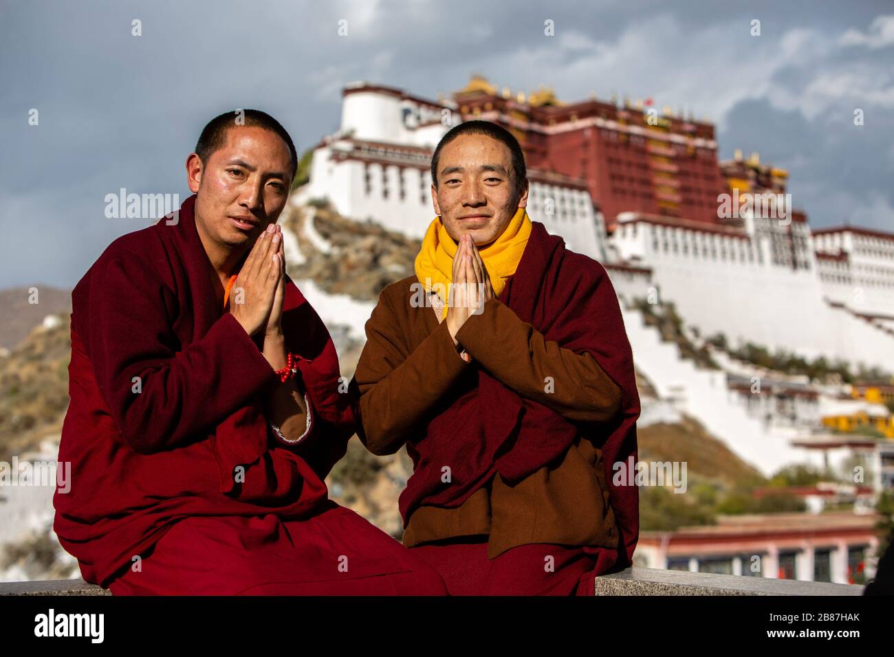 Monaci che pregano a Potala Palace, Lhasa, Tibet Foto Stock