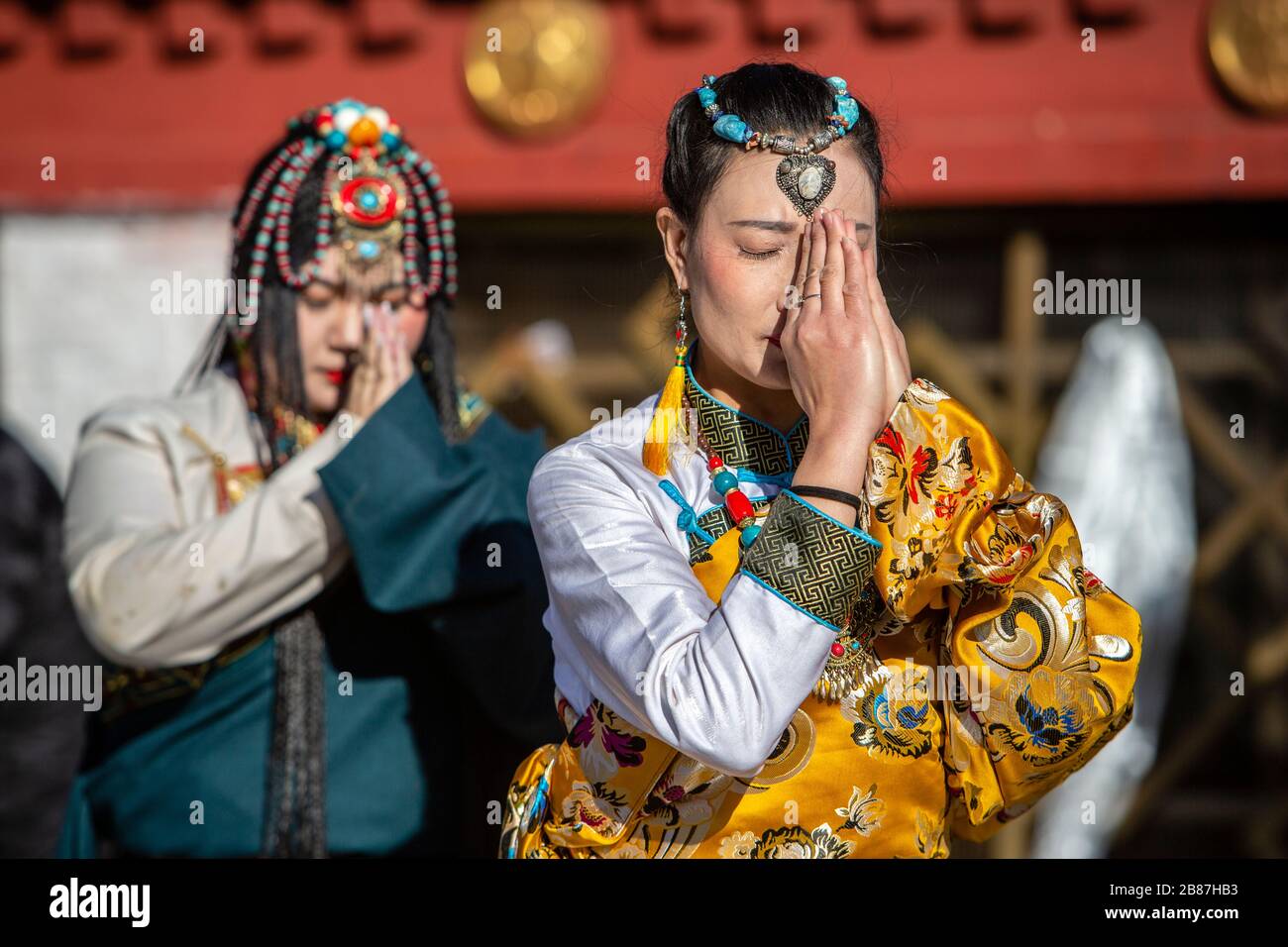 Donne tibetane che pregano a Barkhor, Lhasa, Tibet Foto Stock