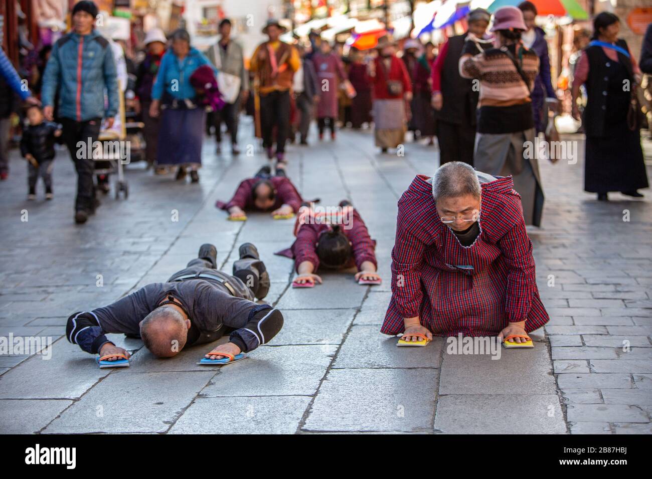 Adoratori prostratori a Barkhor, Lhasa, Tibet Foto Stock