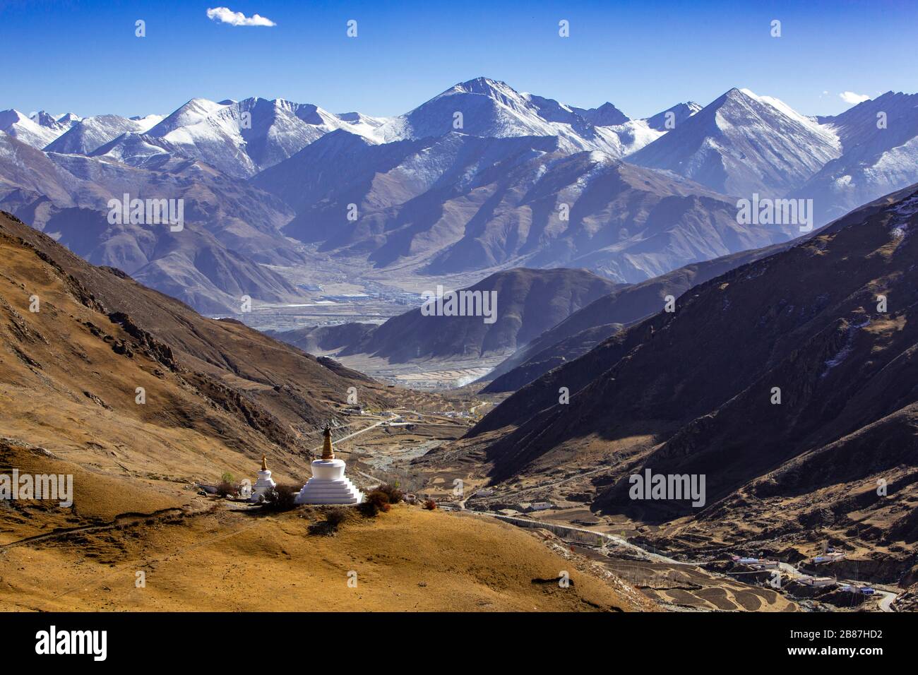 Vista sulle montagne dal monastero di Drak Yerpa a Lhasa, Tibet Foto Stock