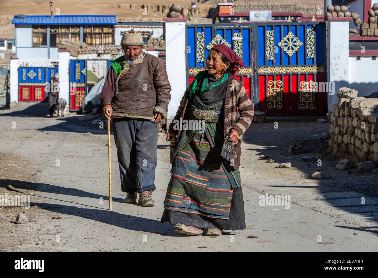 Coppia tibetana a piedi nel villaggio rual di Manpu vicino a Gyirong, Tibet Foto Stock