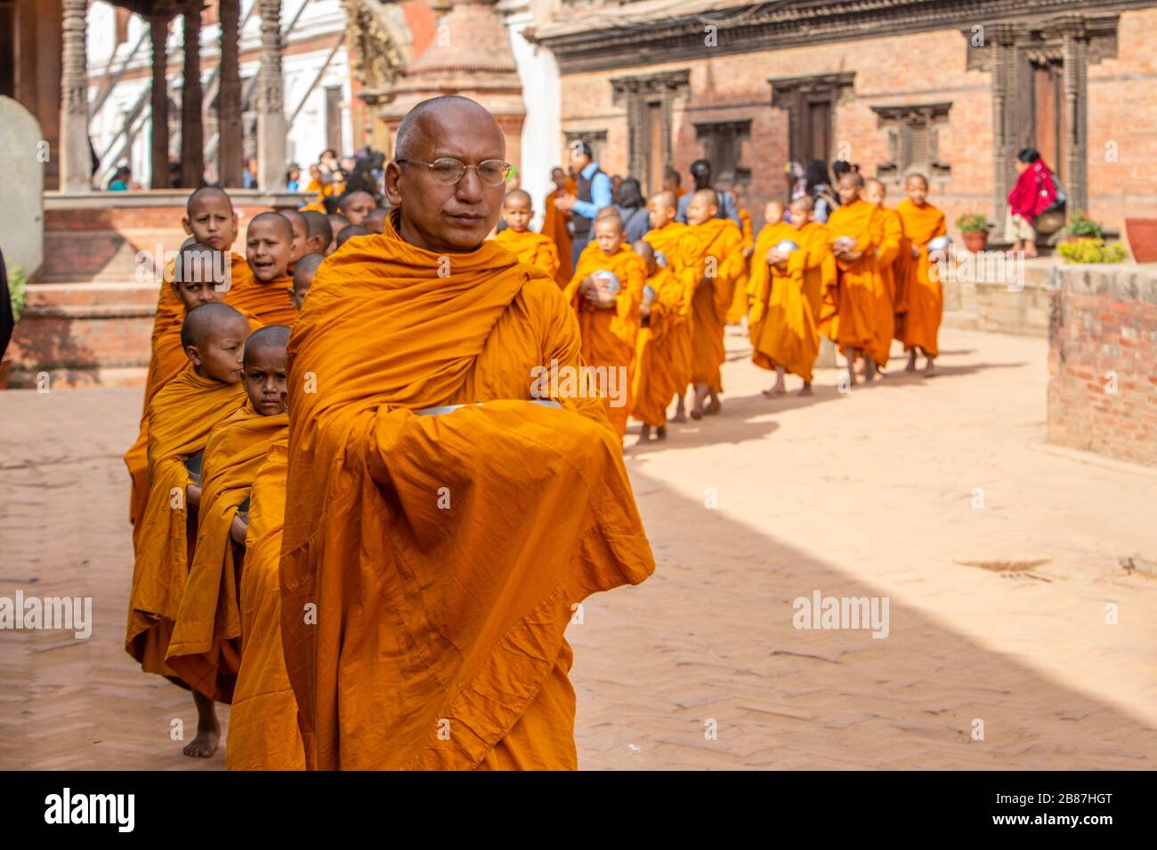 Processione dei monaci in Bhaktapur, Nepal Foto Stock