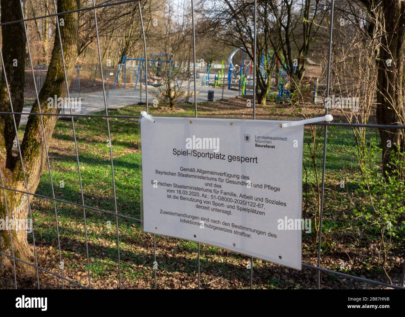 Nutzung der Anlage wegen Covid-19 verboten, Aushang an einem Spielplatz a Muenchen-Sendling. Le strutture sono state chiuse come misura precauzionale A. Foto Stock