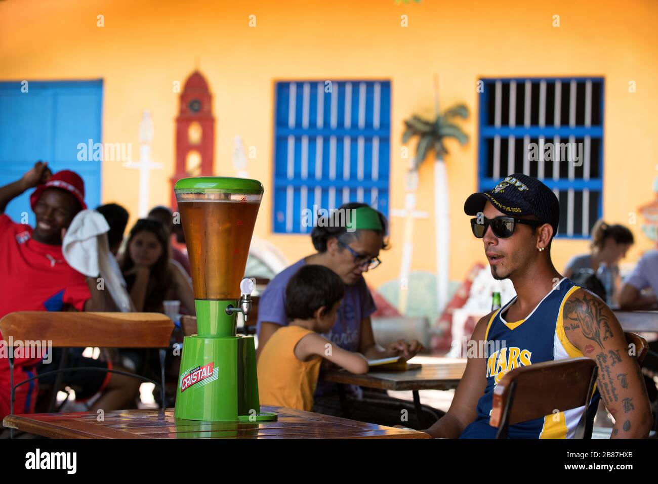 Birra alla spina mobile piena di cristal cerveza cubana su un tavolo di un bar all'aperto. Trinidad Cuba. Foto Stock
