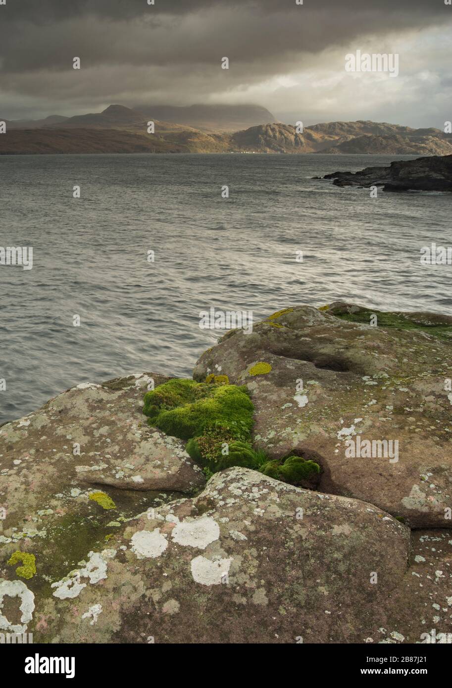 Il litorale roccioso sulla penisola di Applecross nelle Highlands occidentali della Scozia, Gran Bretagna. Foto Stock