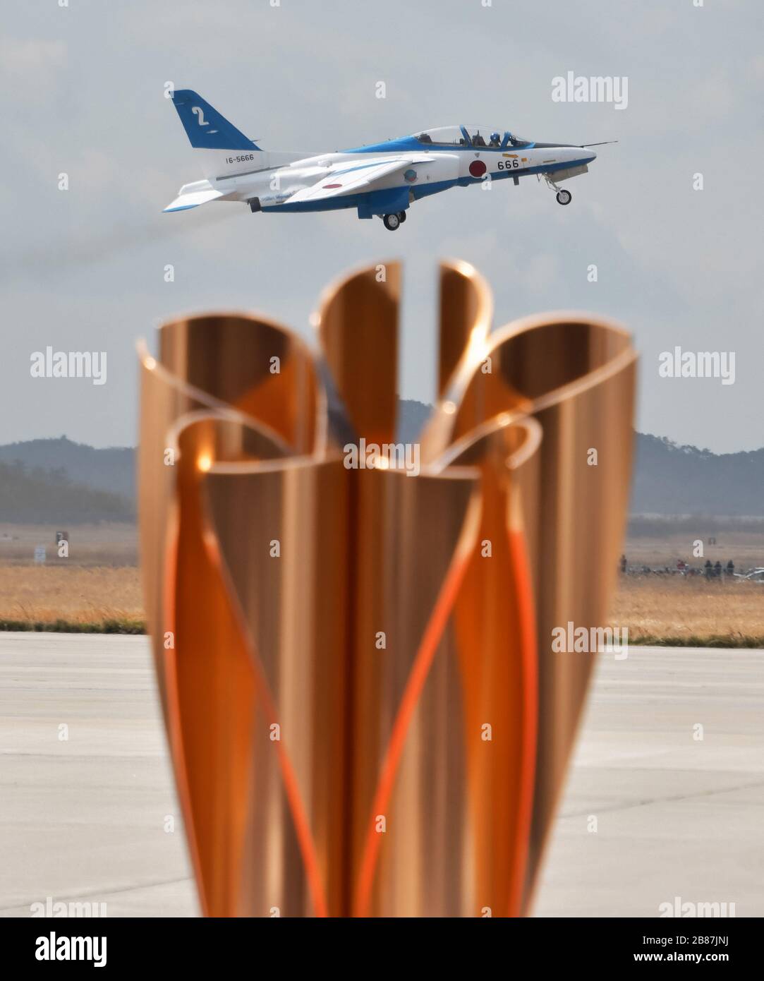 Higashimatsushima, Giappone. 20 Marzo 2020. Il velivolo giapponese subsonico intermedio del jet trainer, Kawasaki T-4 del team aerobatico 'Blue Impulse' decollo presso la Japan Air Self-Defence Force (JASDF) Matsushima base a Higashi-Matsushima, prefettura di Miyagi, Giappone Venerdì 20 marzo 2020. Foto di Keizo Mori/UPI Credit: UPI/Alamy Live News Foto Stock