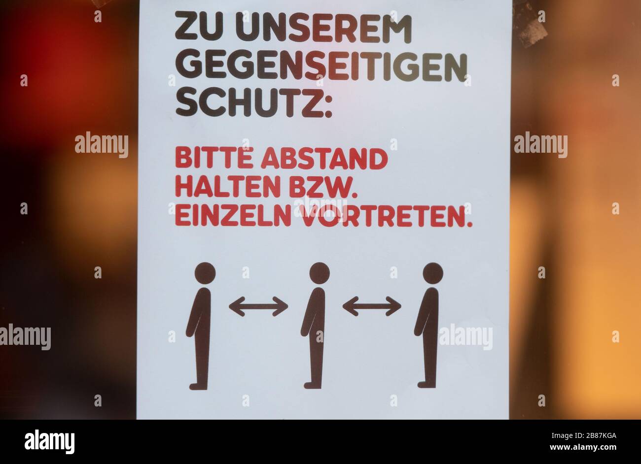 20 marzo 2020, Renania Settentrionale-Vestfalia, Dortmund: 'Si prega di mantenere la distanza o passo in avanti individualmente' è scritto su un pezzo di carta nel negozio di una panetteria. A Dortmund, a causa della pandemia di coronavirus, sono vietate riunioni di più di quattro persone negli spazi pubblici. Foto: Bernd Thissen/dpa Foto Stock