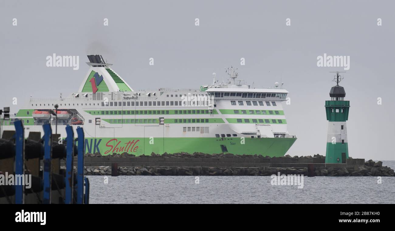 20 marzo 2020, Meclemburgo-Pomerania occidentale, Sassnitz: La nave Tallink 'Star' naviga verso il porto di Sassnitz-Mukran. La compagnia di traghetti estone Tallink ha lanciato una nuova linea di trasporto verso la Germania e l'Europa occidentale. Un traghetto trasporterà camion una volta al giorno, alternando tra Mukran sull'isola di Rügen e il porto di Paldiski vicino a Tallinn. Foto: Stefan Sauer/dpa-Zentralbild/dpa Foto Stock