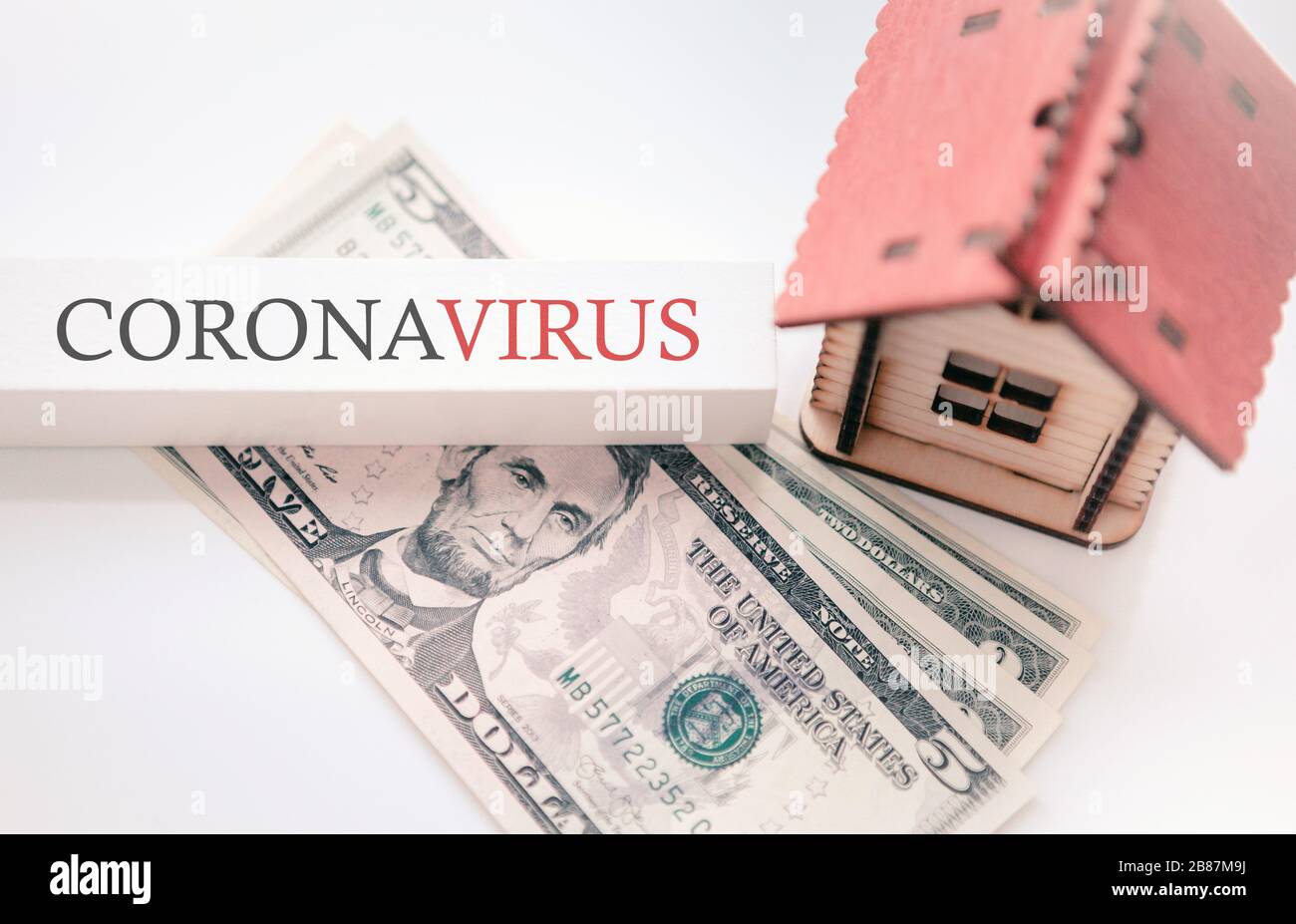 Coronavirus come epidemia o pandemia. Casa e denaro come un concetto di autoisolamento o quarantena a casa e mancanza di denaro per i prodotti e gli utenti Foto Stock