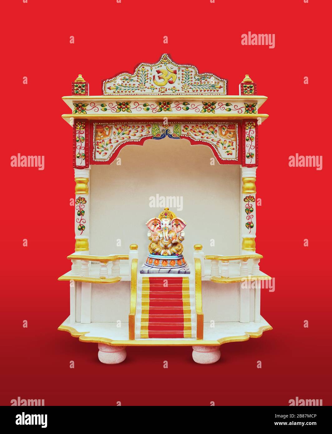 Pavimento in marmo bianco Tempio per la stanza di Puja con Ganesh Idol su sfondo rosso - isolato Foto Stock