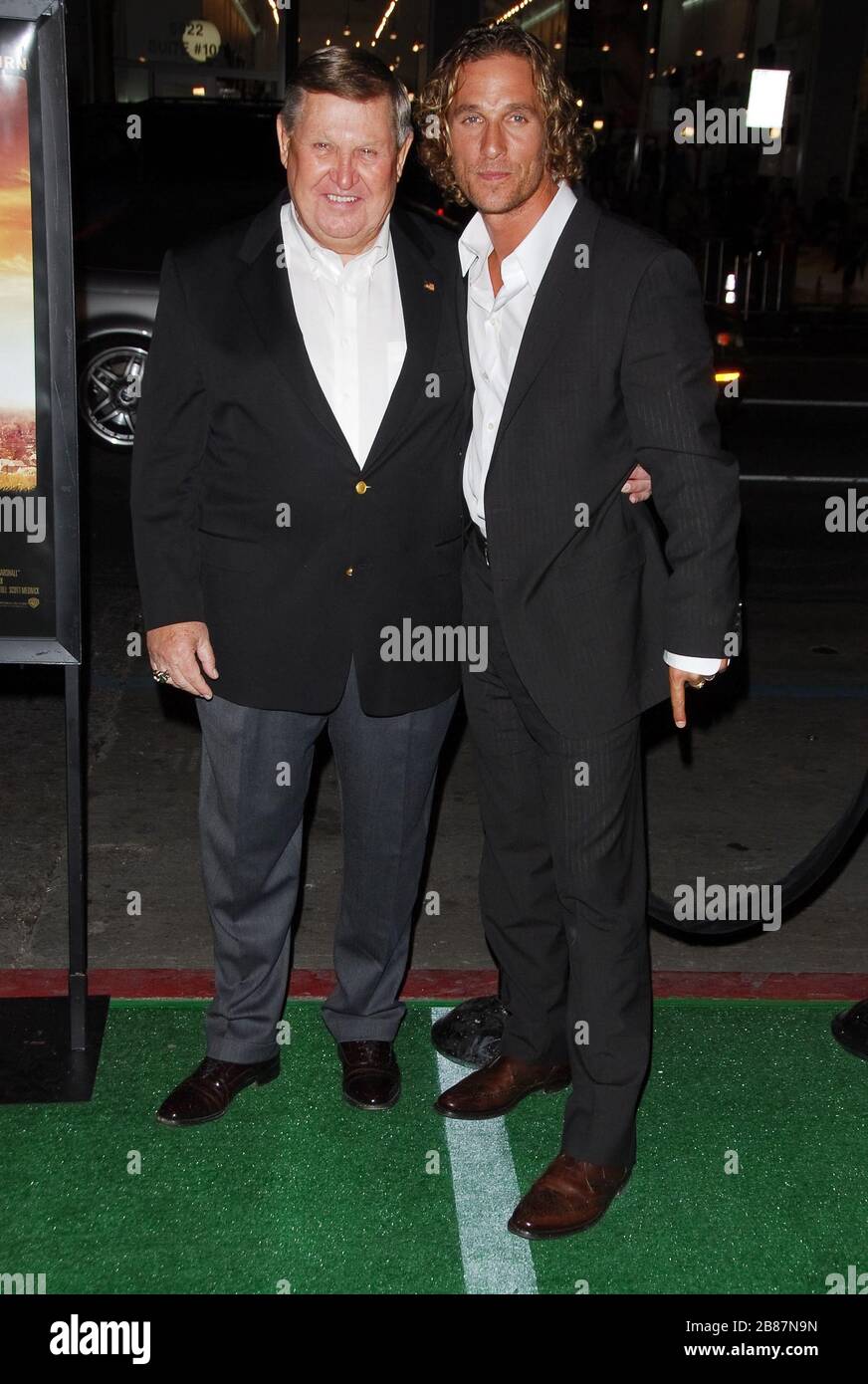 Jack Lengyel e Matthew McConaughey alla Premiere di 'We are Marshall' che si tiene al Grauman's Chinese Theatre di Hollywood, California. L'evento si è svolto giovedì 14 dicembre 2006. Foto di: SBM / PictureLux - riferimento file 33984-9754SBMPLX Foto Stock