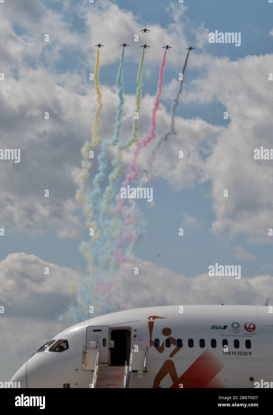 Higashimatsushima, Giappone. 20 Marzo 2020. Japan Air Self-Defense Force Aerobatic team "Blue-Impulse" si esibirà durante la cerimonia olimpica di arrivo della fiamma presso la Japan Air Self-Defense Force (JASDF) Matsushima base a Higashi-Matsushima, prefettura di Miyagi, Giappone, venerdì 20 marzo 2020. Foto di Keizo Mori/UPI Credit: UPI/Alamy Live News Foto Stock