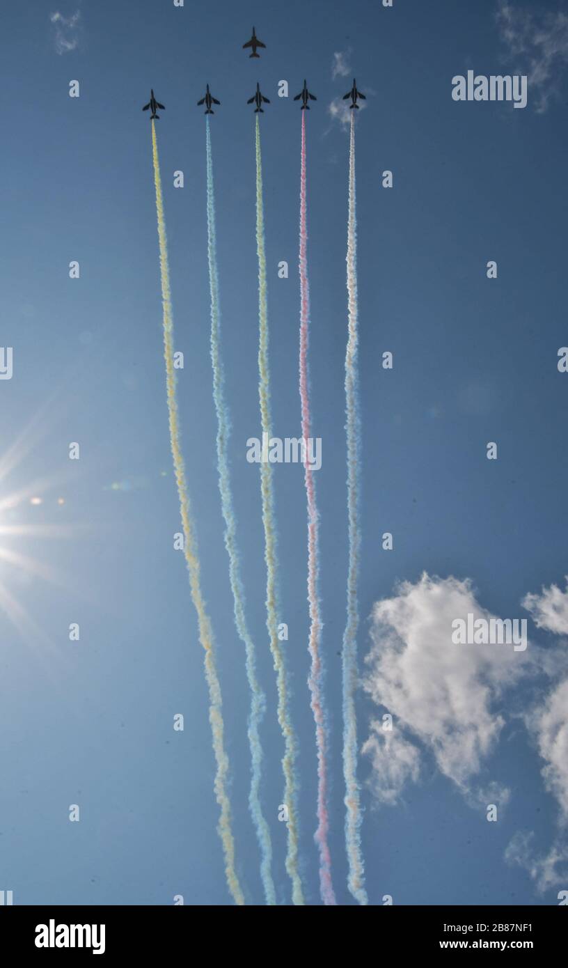 Higashimatsushima, Giappone. 20 Marzo 2020. Japan Air Self-Defense Force Aerobatic team "Blue-Impulse" si esibirà durante la cerimonia olimpica di arrivo della fiamma presso la Japan Air Self-Defense Force (JASDF) Matsushima base a Higashi-Matsushima, prefettura di Miyagi, Giappone, venerdì 20 marzo 2020. Foto di Keizo Mori/UPI Credit: UPI/Alamy Live News Foto Stock