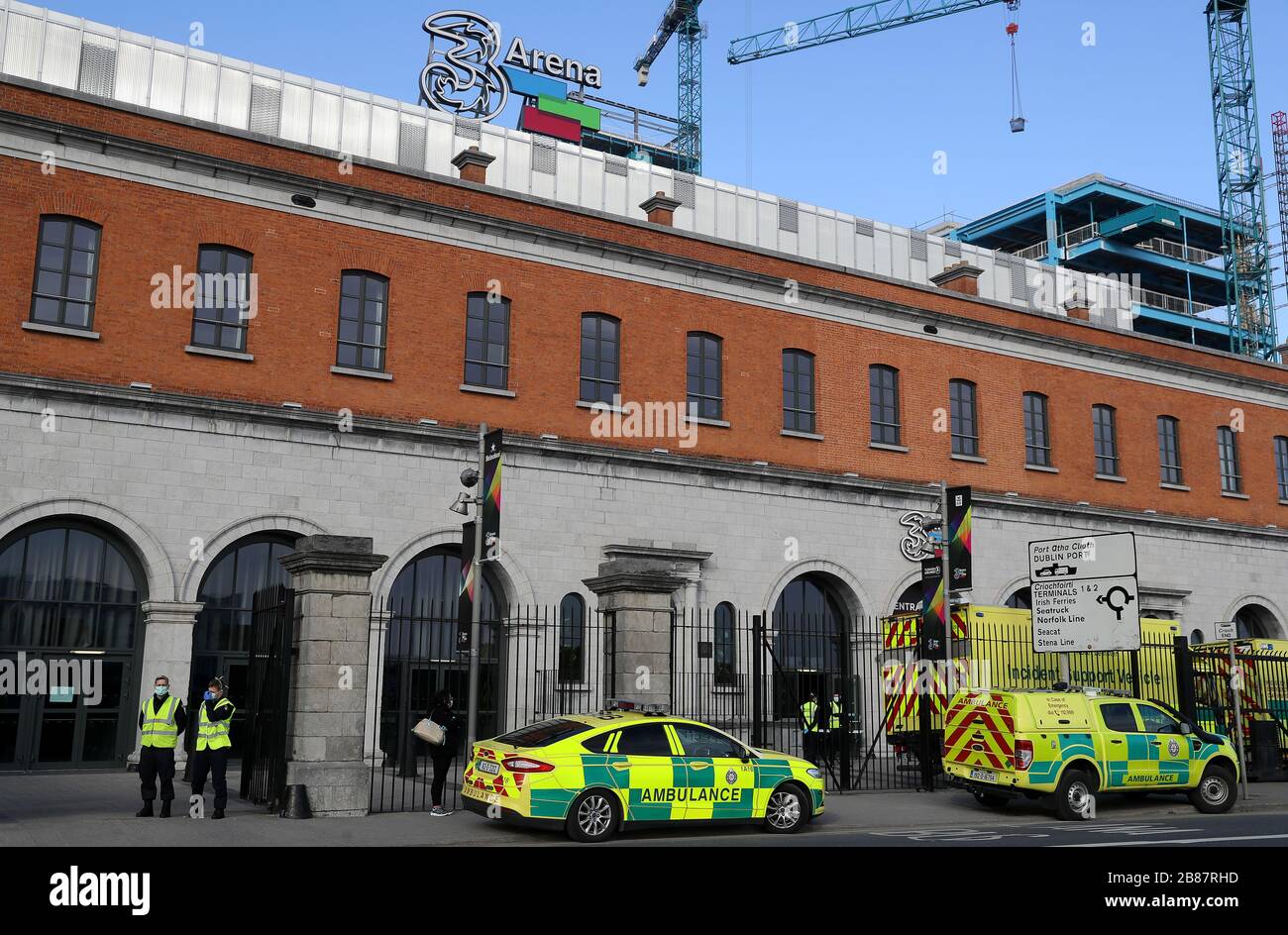 I membri del servizio navale e dei veicoli di ambulanza al di fuori della 3Arena di Dublino, come esperto di malattie infettive, hanno affermato che l'Irlanda sperimenterà un aumento del numero di casi di Covid-19 prima che le misure di distanziamento sociale comincino a produrre un impatto. Foto Stock