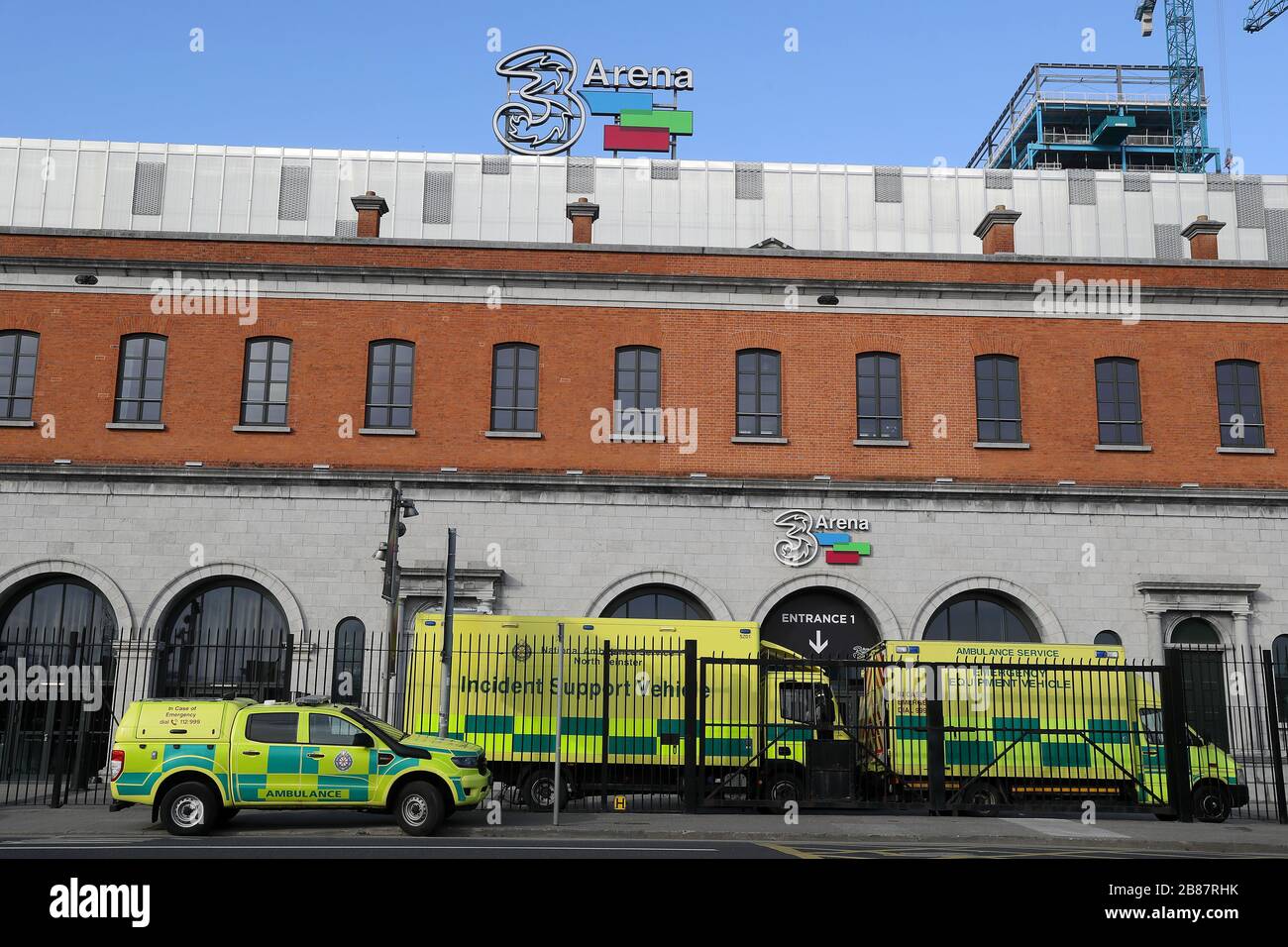 I veicoli per il servizio di ambulanza al di fuori della 3Arena di Dublino, come esperto di malattie infettive, hanno affermato che l'Irlanda sperimenterà un aumento del numero di casi di Covid-19 prima che le misure di distanza sociale comincino ad avere un impatto. Foto Stock