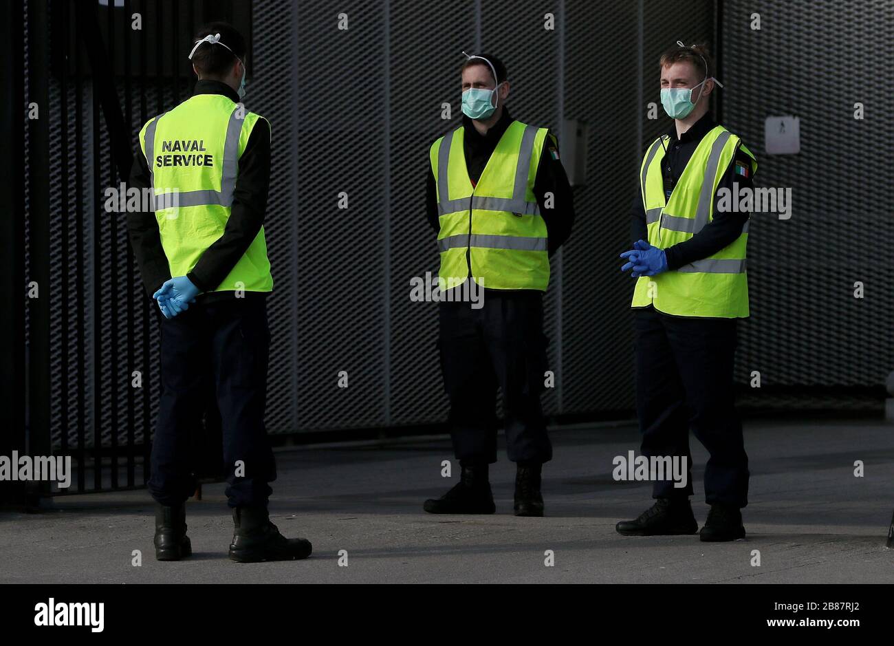 I membri del servizio navale al di fuori della 3Arena di Dublino, in qualità di esperto di malattie infettive, hanno affermato che l'Irlanda sperimenterà un aumento del numero di casi di Covid-19 prima che le misure di distanza sociale comincino ad avere un impatto. Foto Stock