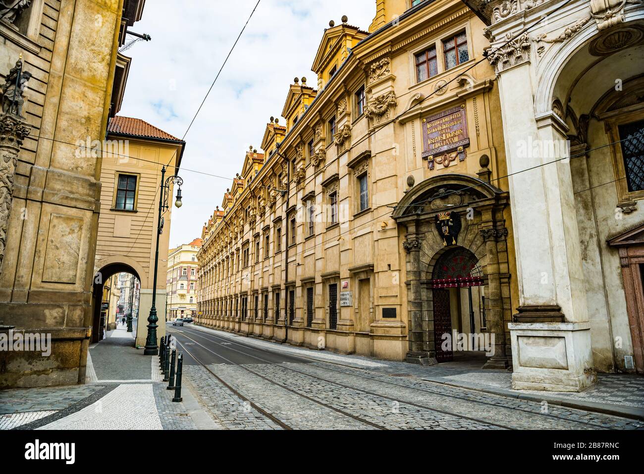 Praga, repubblica Ceca - 19 marzo 2020. Krizovnicke piazza dal ponte Carlo durante il divieto di viaggio senza turista Foto Stock