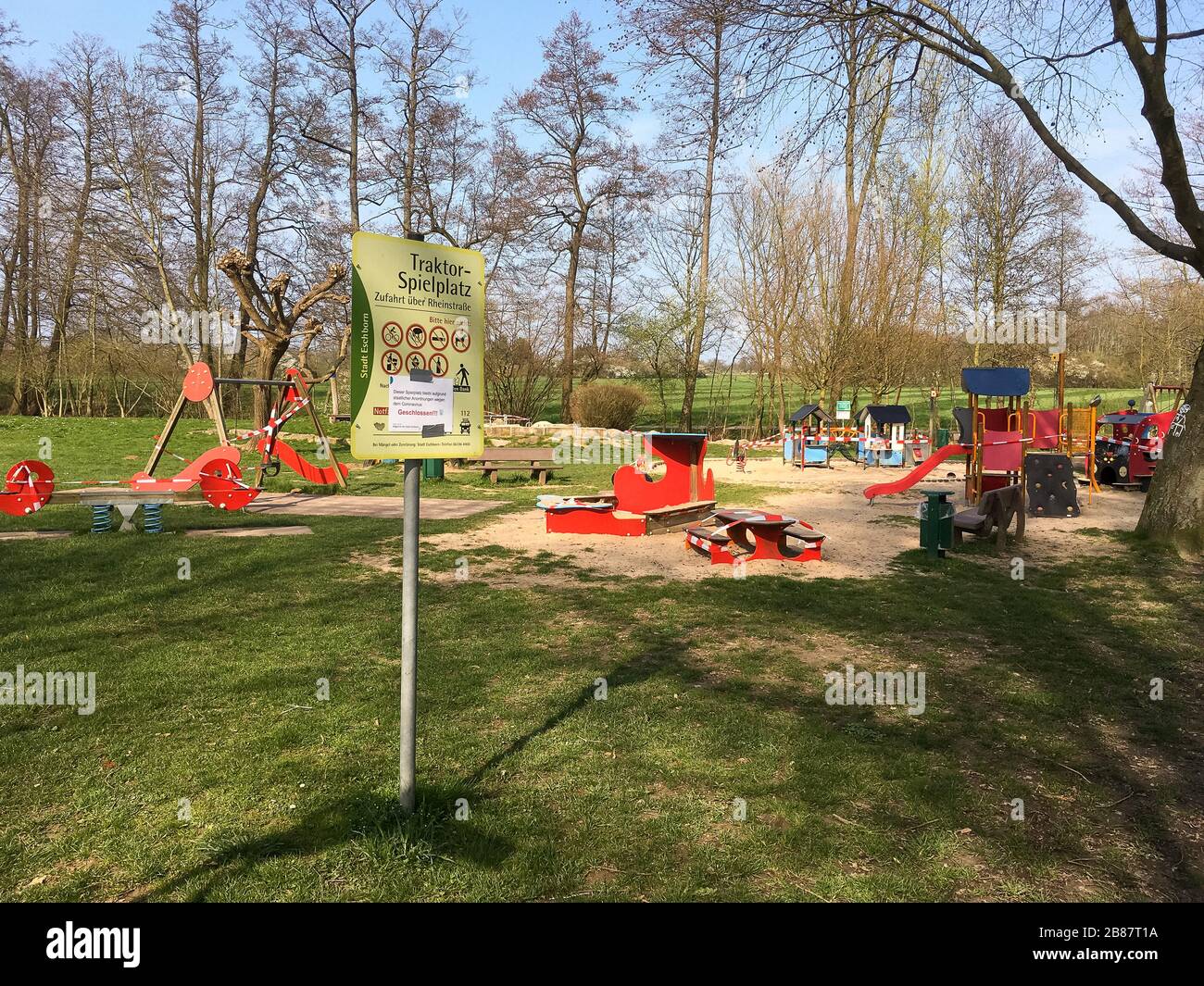 ESCHBORN, GERMANIA - Marzo 20 2020: Un parco giochi per bambini chiuso a causa di misure anti-corona Foto Stock