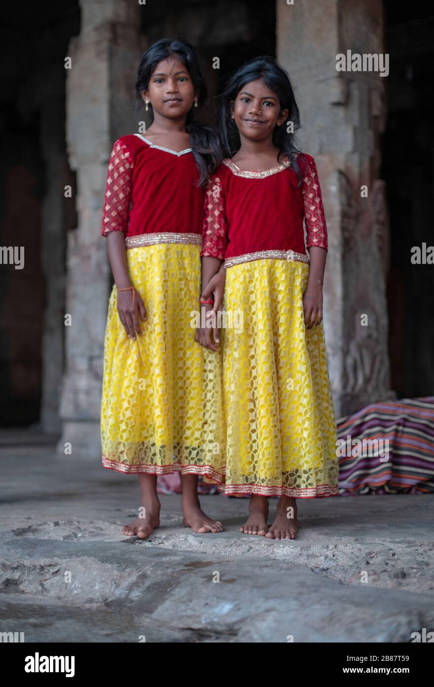 Due sorelle con lo stesso abito nel tempio di Virupaksha a Hampi. Foto Stock