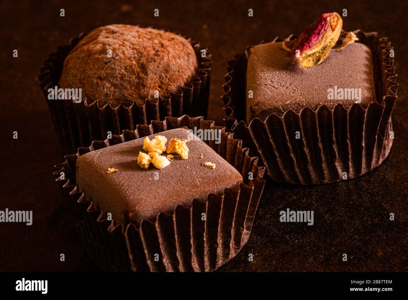 Alcuni cioccolatini sul tavolo Foto Stock