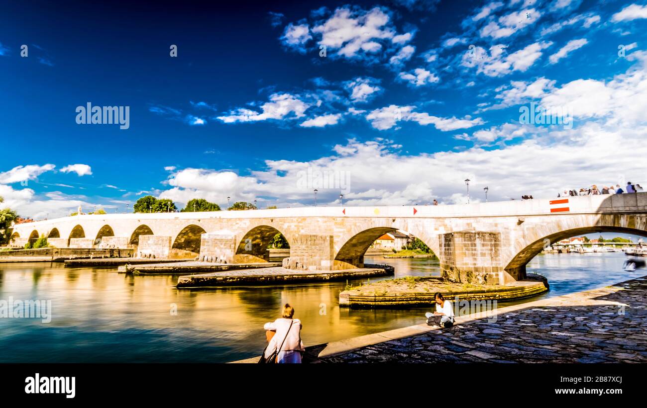 Regensburg 2019. Lunga esposizione dello Steinerne Brücke. Molte persone attraversano il ponte ogni giorno dalla periferia al centro storico della città. Agosto 2019 Foto Stock