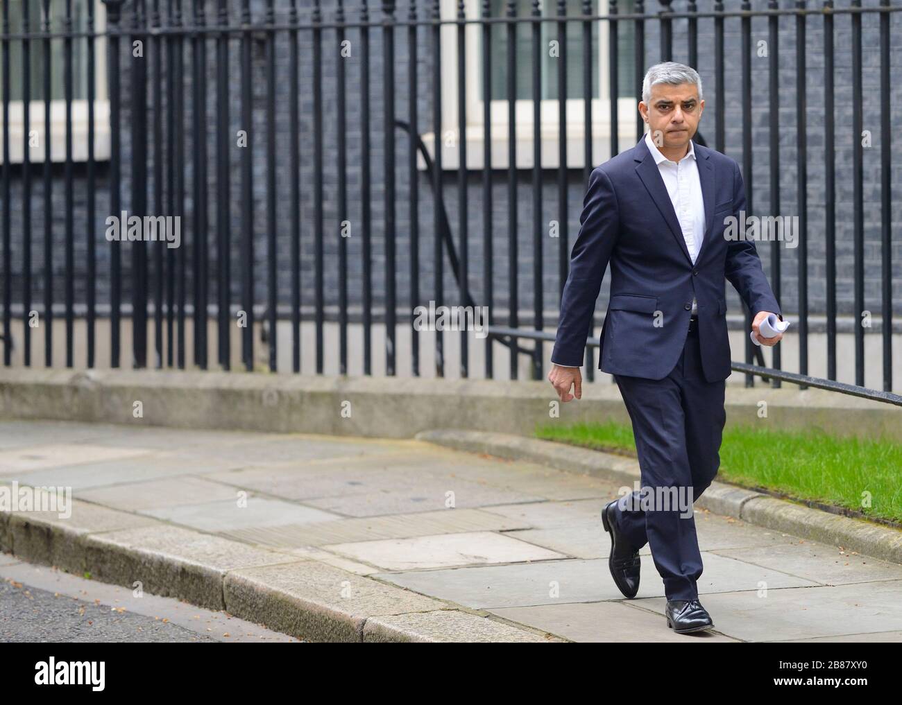Sadiq Khan (sindaco di Londra) a Downing Street per partecipare ad una riunione al numero 10 riguardante il coronavirus, 19 marzo 2020 Foto Stock
