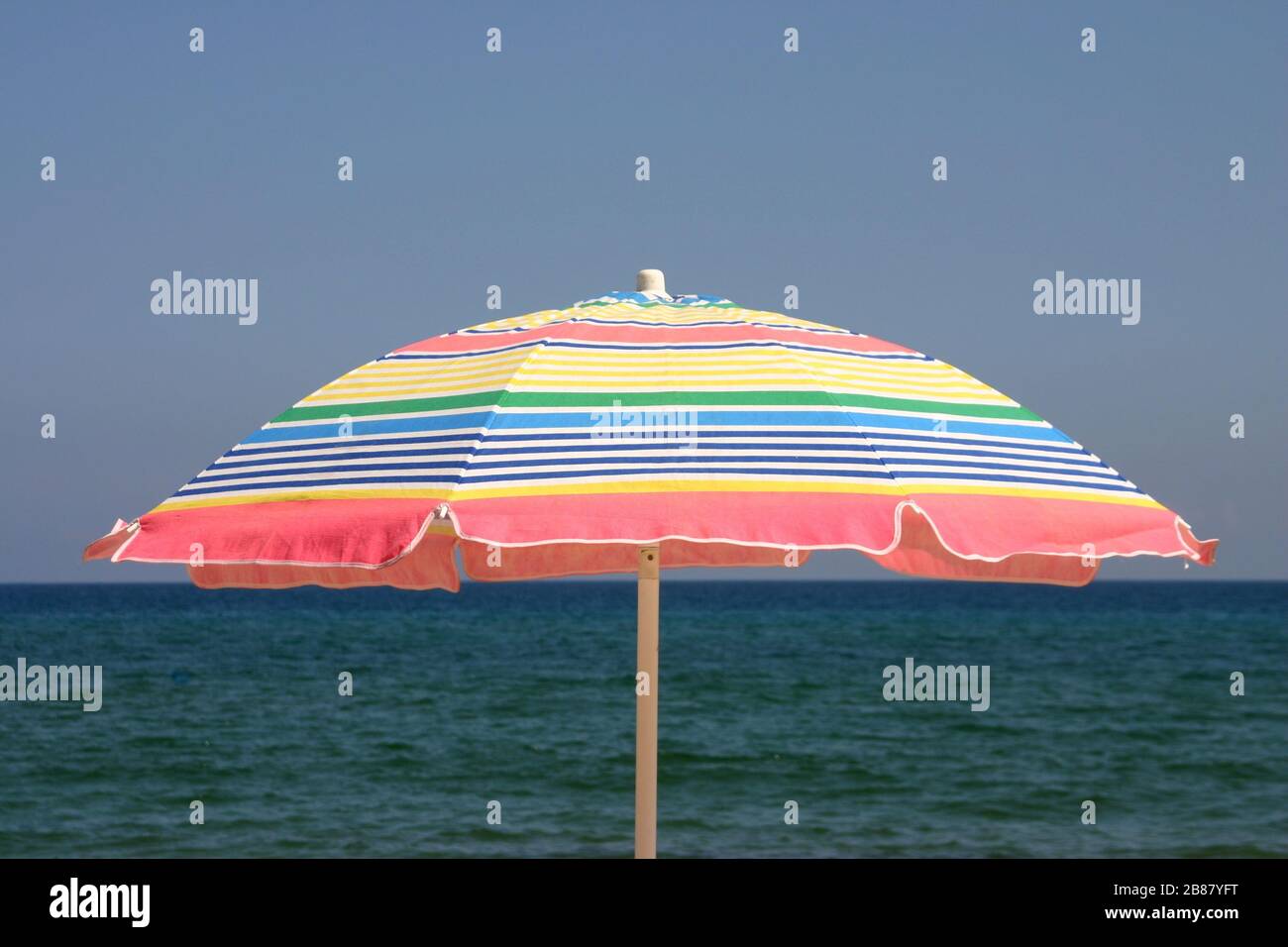 L'ombrellone multicolore protegge il sole. Foto Stock