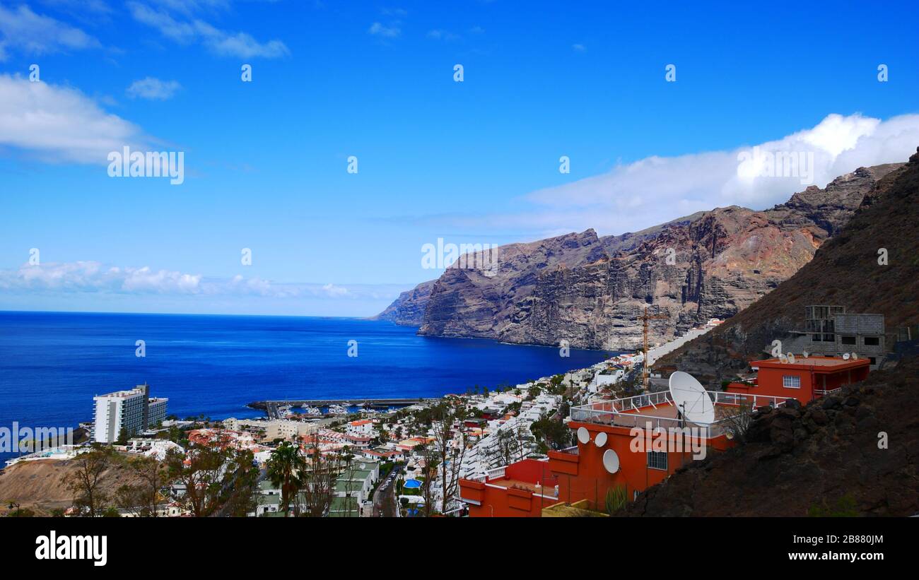 Tenerife, Spagna: Panorama su Los Gigantes Foto Stock