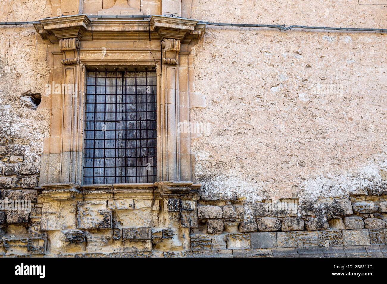 Windows nelle facciate delle antiche case medievali Foto Stock