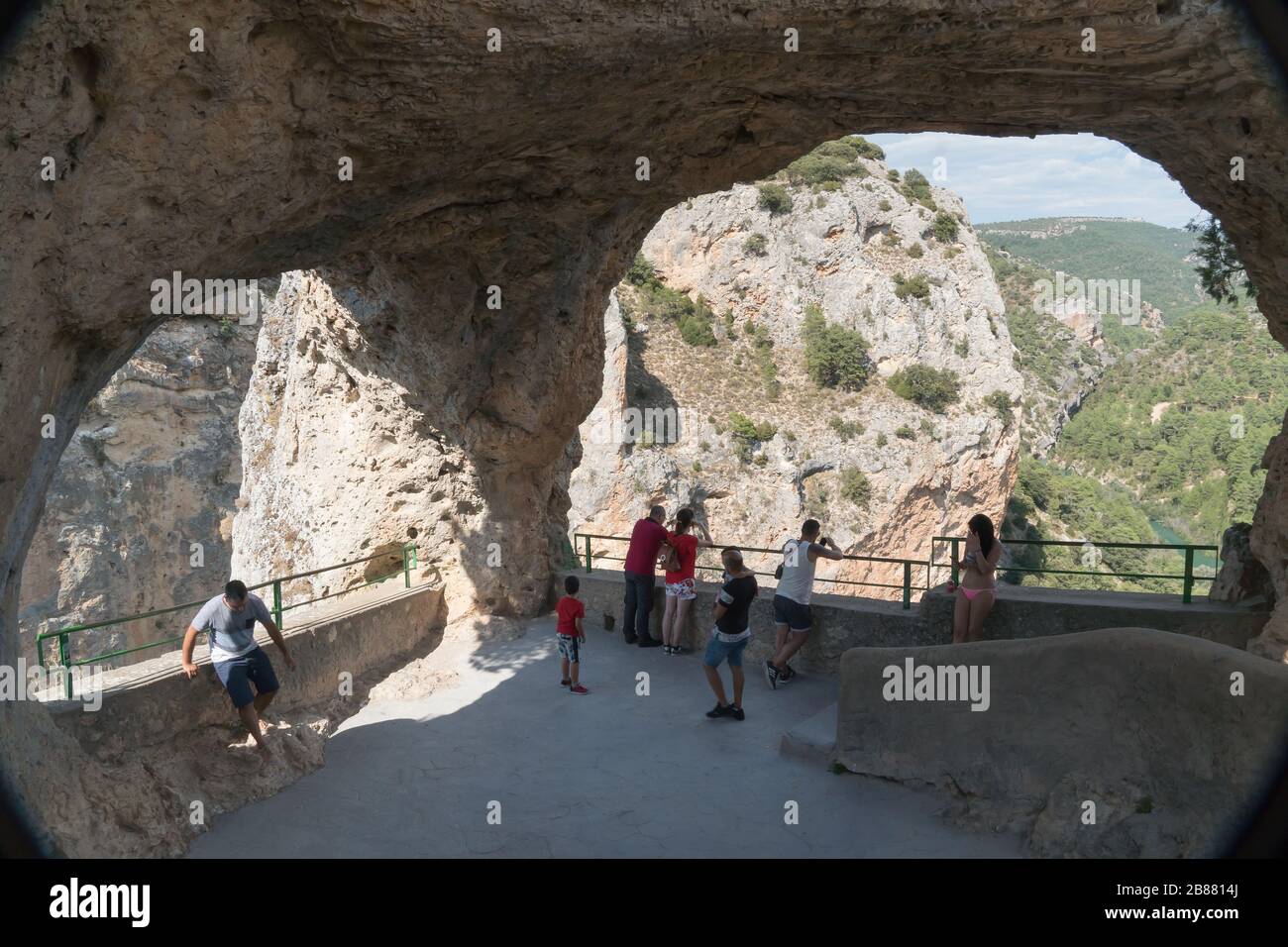 Cuenca, Spagna - 23 agosto 2019 - Grotta del Diavolo della finestra (Ventano del Diablo) sulla cima della montagna, vicino Cuenca, Spagna Foto Stock