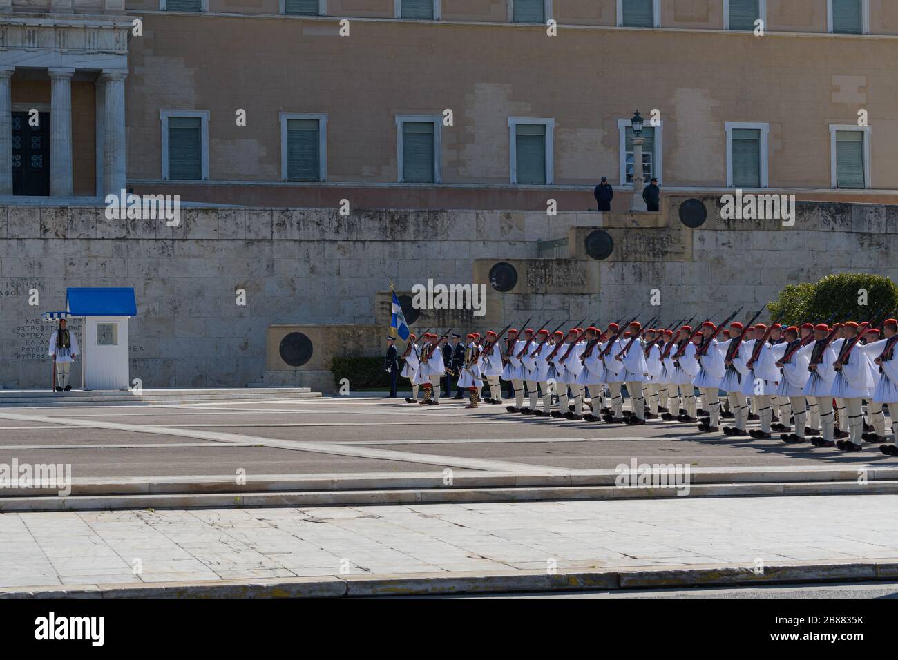 Atene Grecia - 1 marzo 2020: Soldati di guardia presidenziale (Evzones, Tsolias) al cambio ufficiale delle guardie che si svolge ogni Domenica alle 11 in Foto Stock