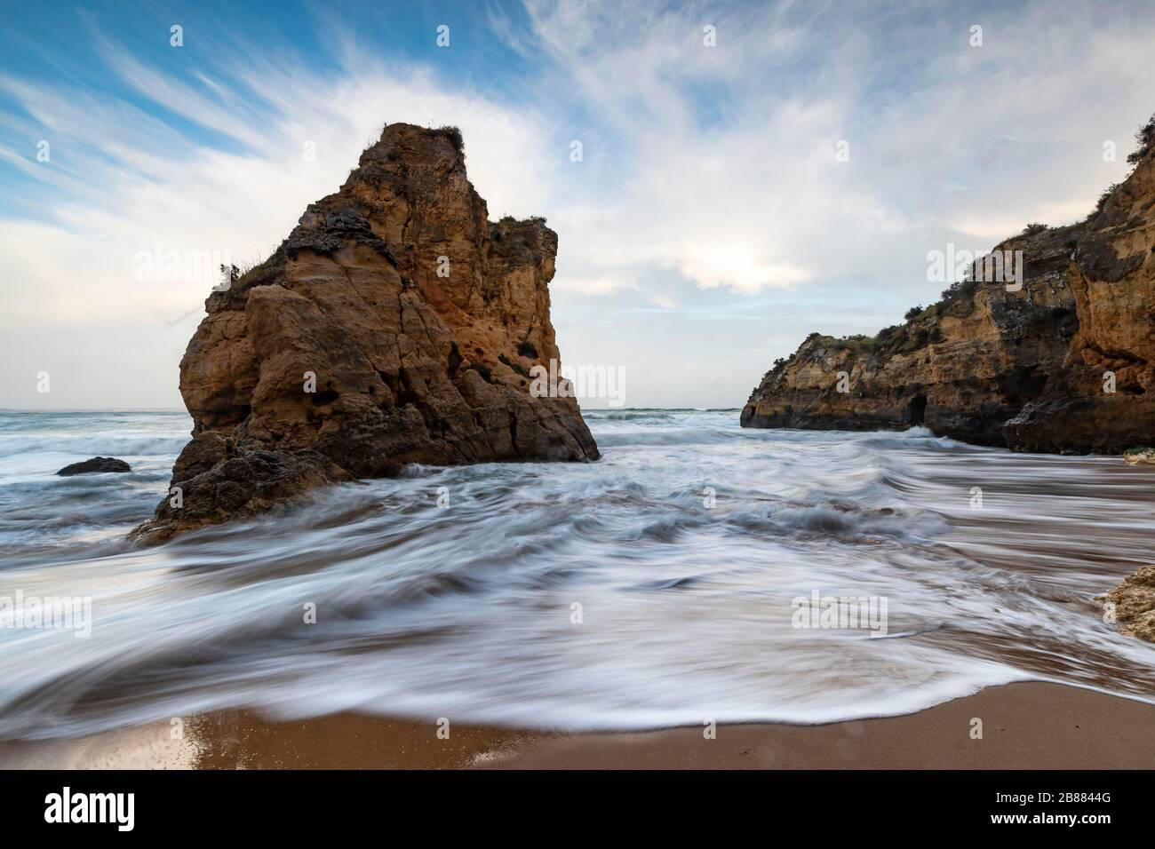 Tipica costa ripida dell'Algarve con acqua dolce; Algarve; Portogallo Foto Stock