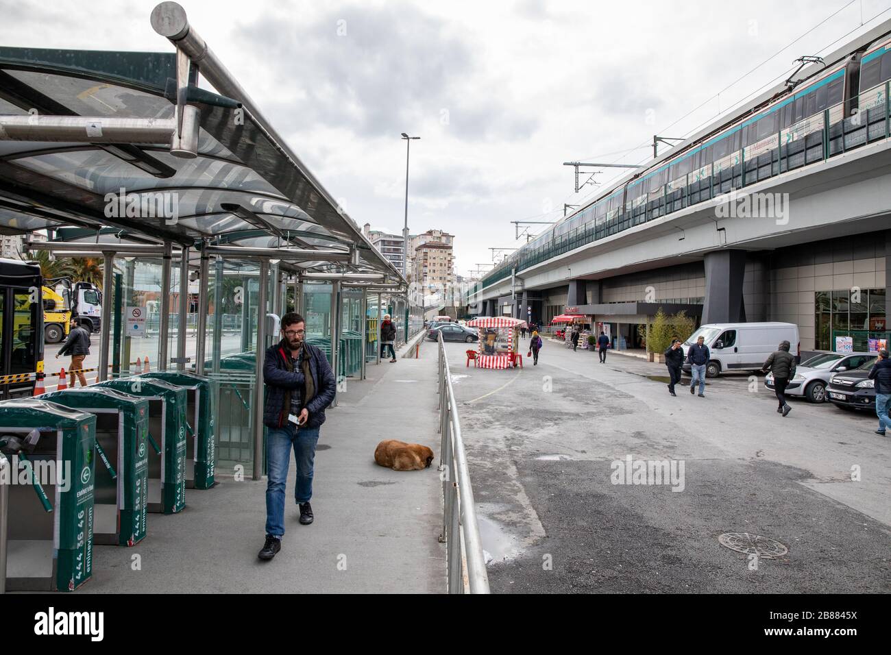 Vista da Sogutlucesme Metrobus Station.a causa del nuovo tipo di coronavirus diffuso in Turchia è diminuito l'uso di Metrobus. Foto Stock