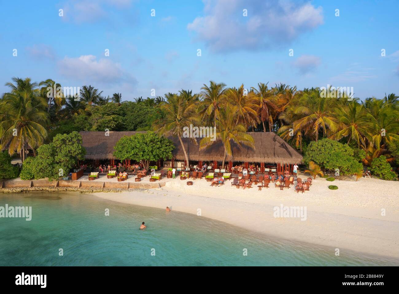 Spiaggia sabbiosa e bar sulla spiaggia, Summer Island, Atollo Nord di Male, Maldive Foto Stock