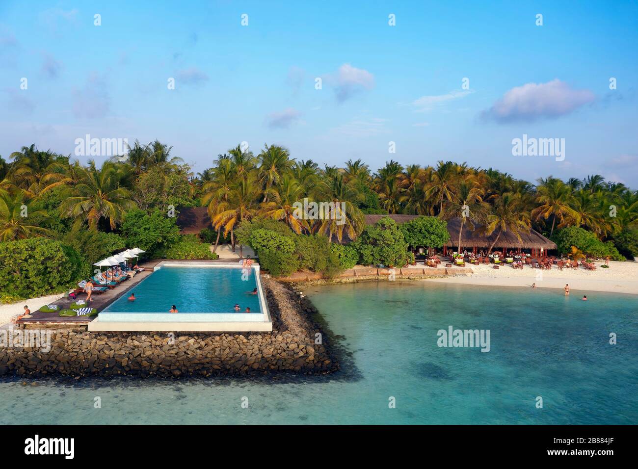 Spiaggia sabbiosa e bar sulla spiaggia, Summer Island, Atollo Nord di Male, Maldive Foto Stock