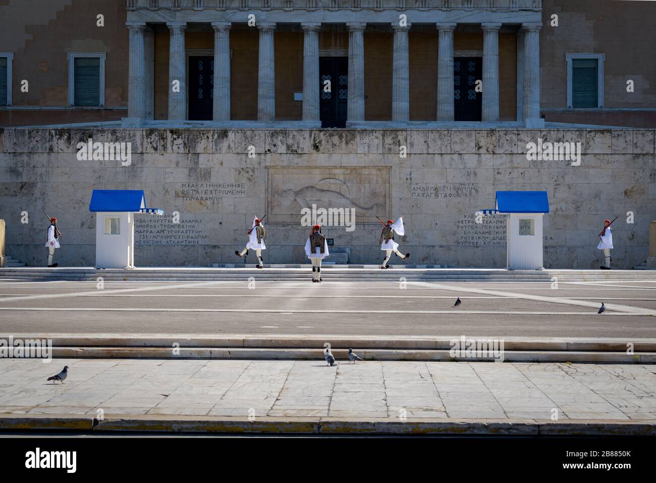 Atene Grecia - 1 marzo 2020: Soldati di guardia presidenziale (Evzones, Tsolias) al cambio ufficiale delle guardie che si svolge ogni Domenica alle 11 in Foto Stock