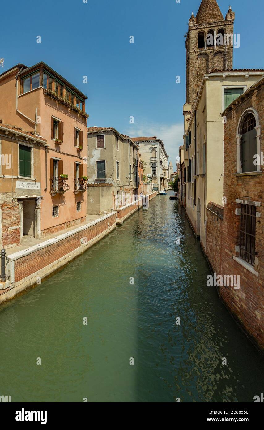 VENEZIA, ITALIA - 02 agosto 2019: Uno dei migliaia di incantevoli angoli accoglienti a Venezia in una limpida giornata di sole. Edifici storici e canali con fossato Foto Stock