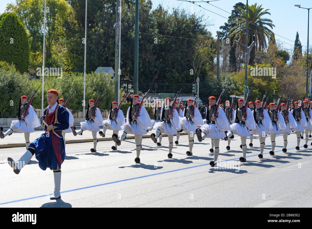 Atene Grecia - 1 marzo 2020: I soldati della guardia presidenziale (Evzones, Tsolias) sfilano per il cambio ufficiale delle guardie che si svolge ogni domenica alle Foto Stock