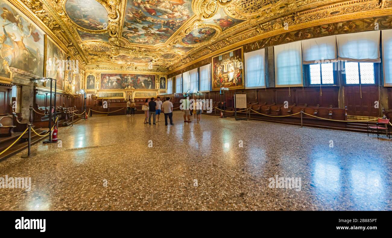 VENEZIA, ITALIA - 02 agosto 2019: Interno del Palazzo Ducale`s - Palazzo Ducale. Il Palazzo del Doge`s è una delle principali attrazioni turistiche di Venezia. Visitatori Foto Stock